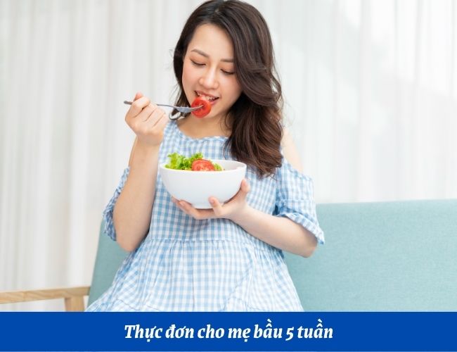 Mẹ nên thay đổi món ăn thường xuyên để cung cấp đầy đủ dinh dưỡng cho bé