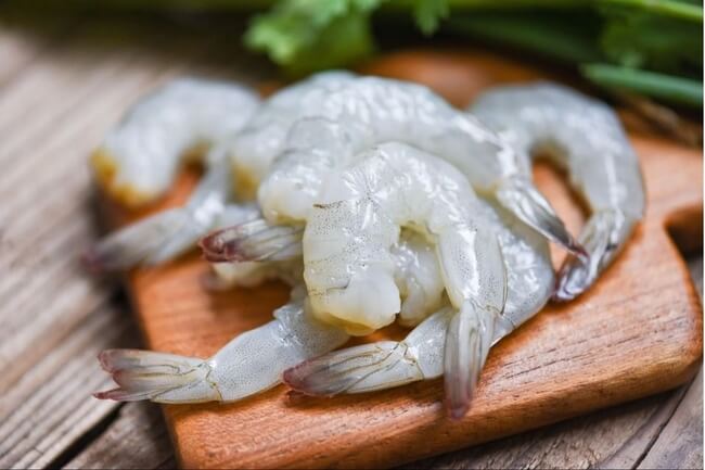 Tôm là thực phẩm giàu canxi cho bé