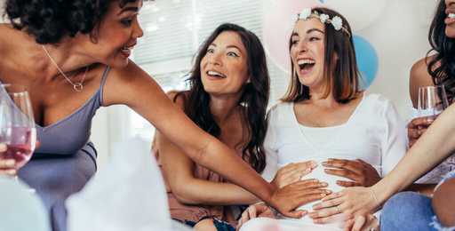 Mẹ bầu và bạn trong tiệc chào đón em bé