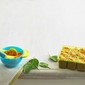 Làm hỗn hợp quả bơ và phô mai cho bé ăn dặm