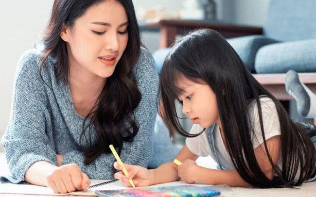 Khích lệ và dành lời khen cho trẻ trong suốt thời gian tô màu 