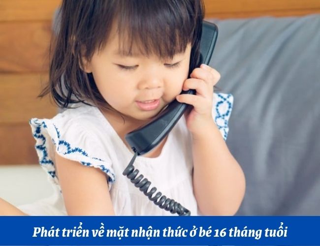 Trẻ mô phỏng bố mẹ nghe điện thoại