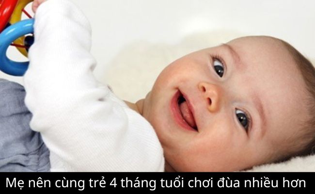 Mẹ nên cùng trẻ 4 tháng tuổi chơi đùa nhiều hơn