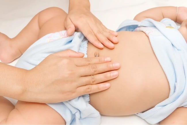 Massage bụng sẽ giảm bớt tình trạng trẻ ăn dặm bị táo bón