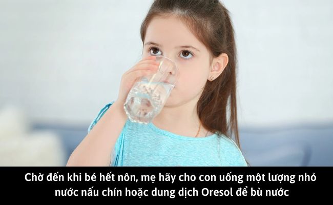 Cho bé uống thêm nước hoặc dung dịch Oresol để bù nước