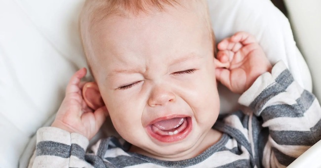 Trẻ bị sốt chân tay lạnh đầu nóng có nguy hiểm không?