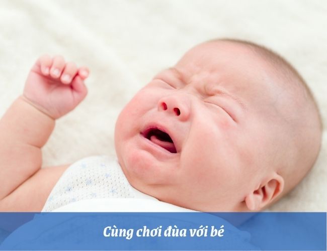 Mẹ có thể áp dụng mẹo dân gian để chữa đầy bụng cho trẻ sơ sinh