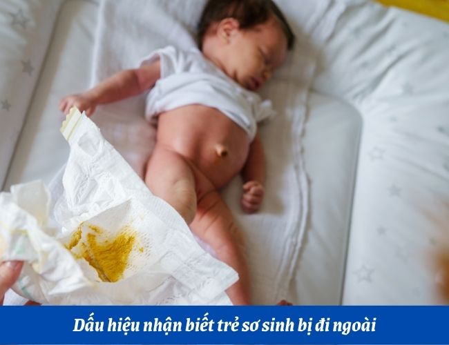 Phân của trẻ bị tiêu chảy có dạng lỏng, màu vàng hoặc xanh