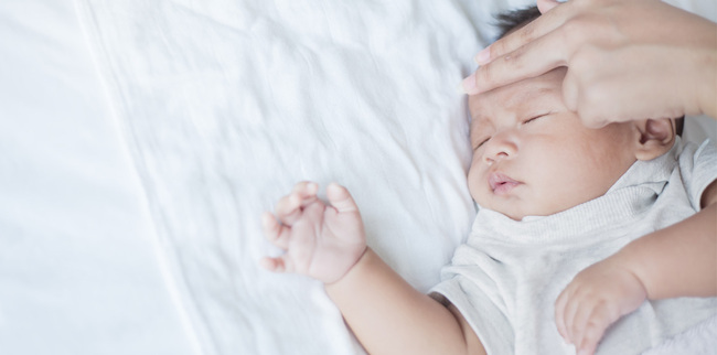 Trẻ sơ sinh ho nghẹt mũi cũng có thể do nguyên nhân bị cảm lạnh