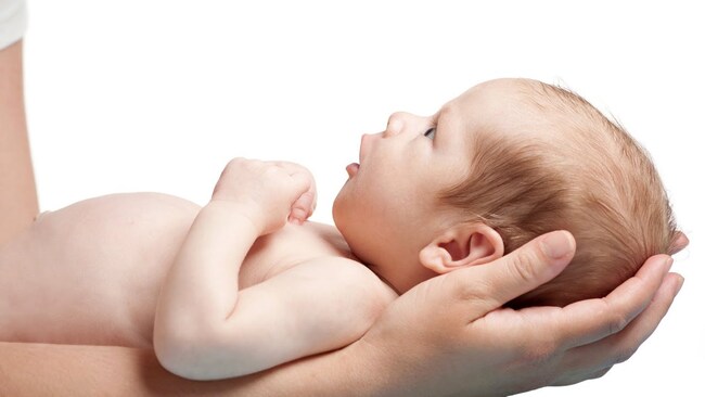 Sử dụng gối cao hơn để nâng cao đầu cho trẻ lúc ngủ giúp trẻ thở dễ dàng hơn