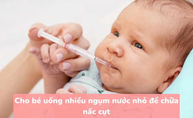 Uống nhiều ngụm nước nhỏ, liên tục là cách chữa nấc cho trẻ sơ sinh đơn giản