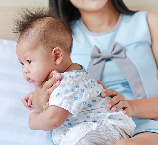 Vỗ lưng cho trẻ sơ sinh
