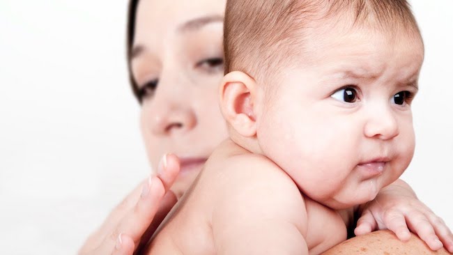 Nguyên nhân khiến trẻ sơ sinh bị ọc sữa và thở khò khè