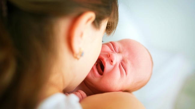 Các nguyên nhân phổ biến khiến trẻ sơ sinh bị ọc sữa và thở khò khè