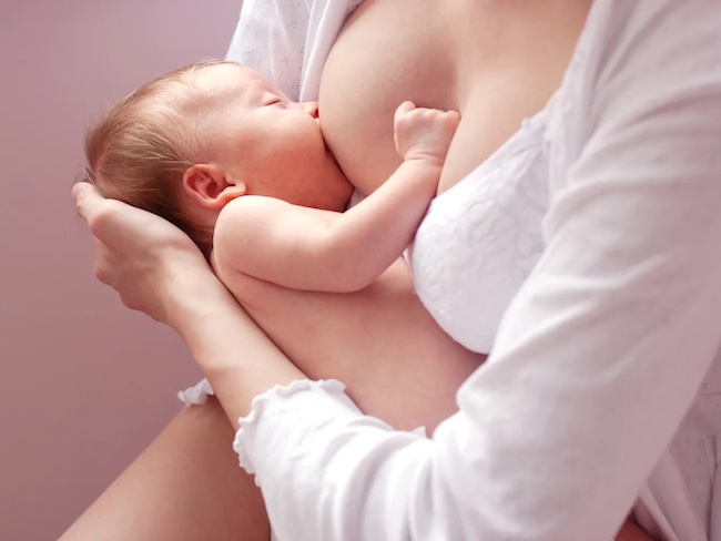 Cho trẻ bú sữa mẹ nhiều cũng là một mẹo chữa trị trẻ bị ho