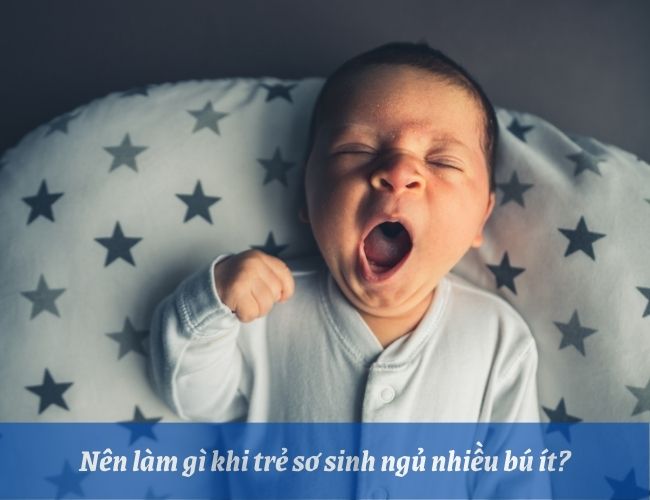 Mẹ nên đánh thức để cho bé bú khi bé ngủ nhiều