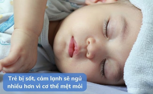 Cơ thể mệt mỏi khi bị sốt, cảm lạnh khiến trẻ ngủ nhiều hơn