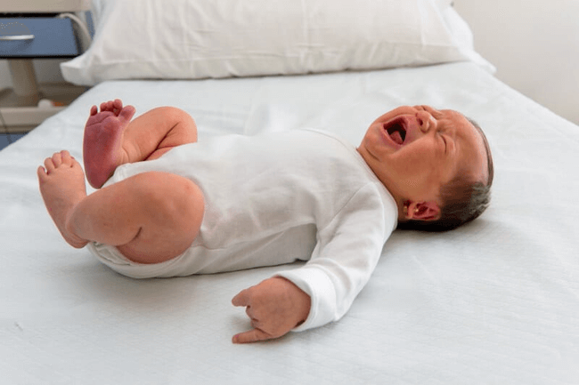 Trẻ sơ sinh thở khò khè và hay vặn mình do cảm lạnh hoặc viêm phế quản