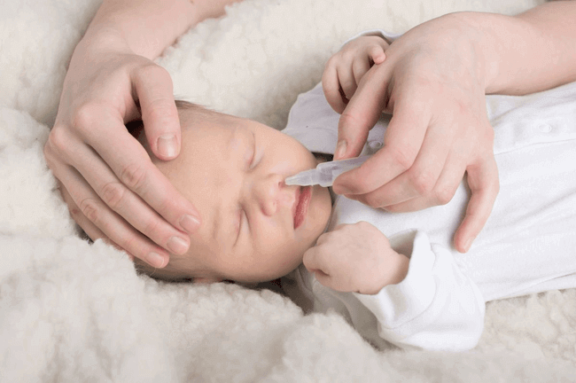 Rửa mũi với nước muối loãng giảm khò khè ở trẻ sơ sinh