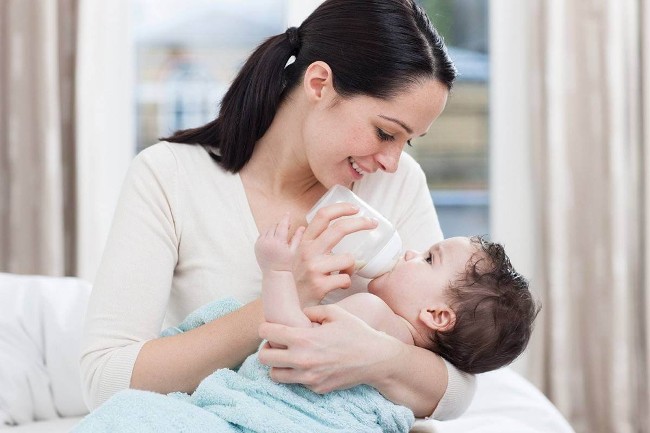  Trẻ xì hơi nhiều do bú sữa công thức
