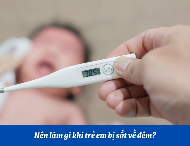 Nếu trẻ sốt cao trên 38,5 độ C, mẹ nên cho bé uống thuốc hạ sốt 