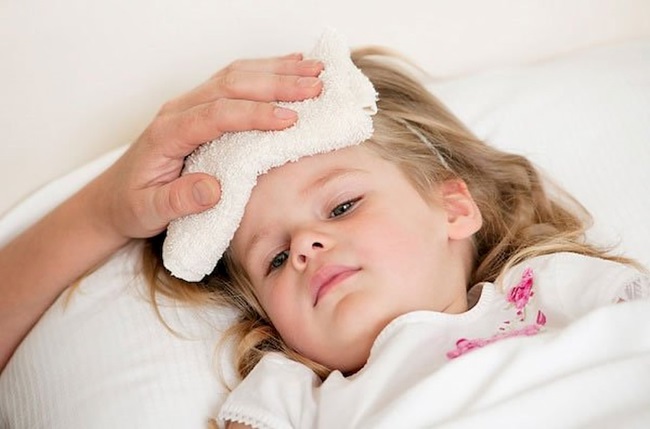 Trẻ bị sốt do virus gây bệnh