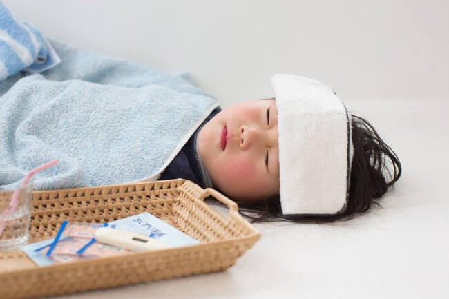Lưu ý khi chăm sóc trẻ bị sốt tay chân nóng