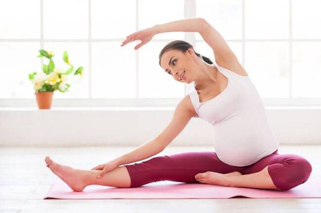 Yoga là một bộ môn vận động cơ thể nhẹ nhàng giúp mẹ có giấc ngủ ngon