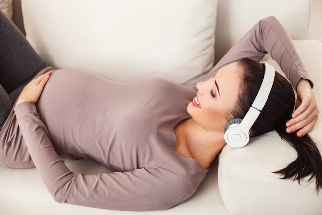 Nghe nhạc trước khi ngủ sẽ giúp mẹ bầu có một giấc ngủ ngon và sâu