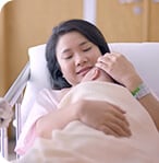 Mẹ bồng con vừa chào đời
