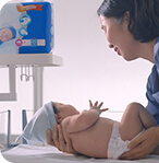 Mẹ ôm trẻ sơ sinh vừa chào đời