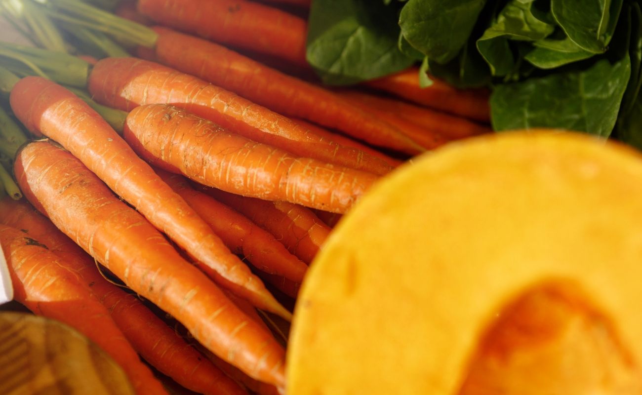 Carotene giúp cải thiện thị lực chứa nhiều trong cà rốt, bí đỏ