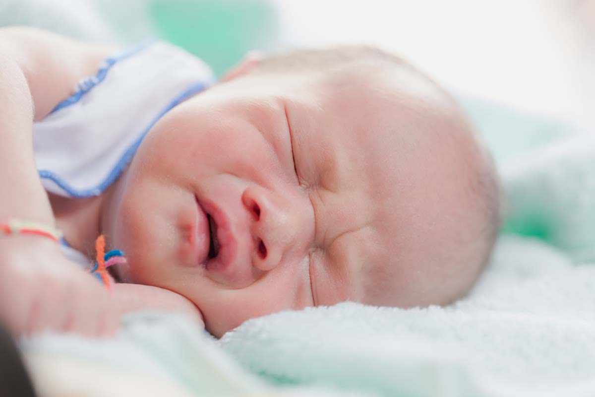 Dấu hiệu cho thấy trẻ thở mạnh khi ngủ