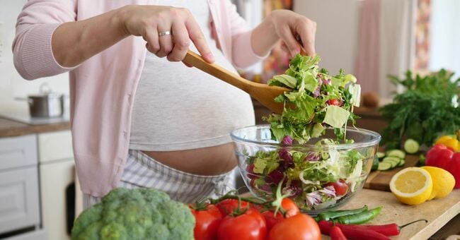Xây dựng chế độ dinh dưỡng phù hợp để tránh hạ đường huyết khi mang thai