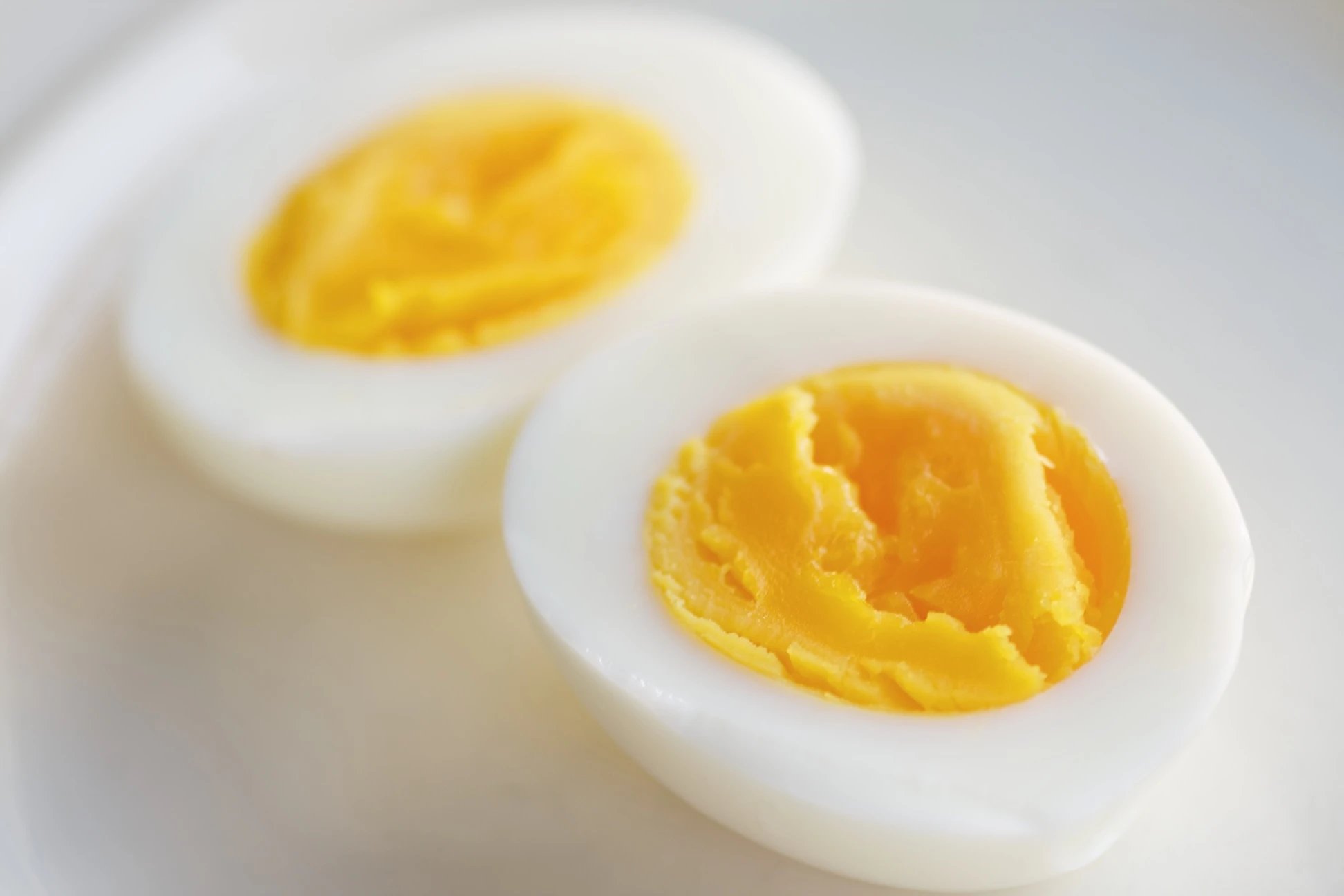 Không nên cho trẻ ăn trứng vì trứng có thể sinh ra nhiệt lượng khi tiêu hóa