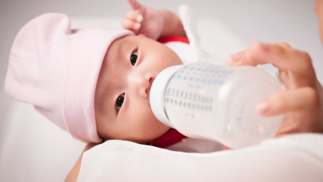 Lượng sữa phù hợp theo cân nặng trẻ sơ sinh