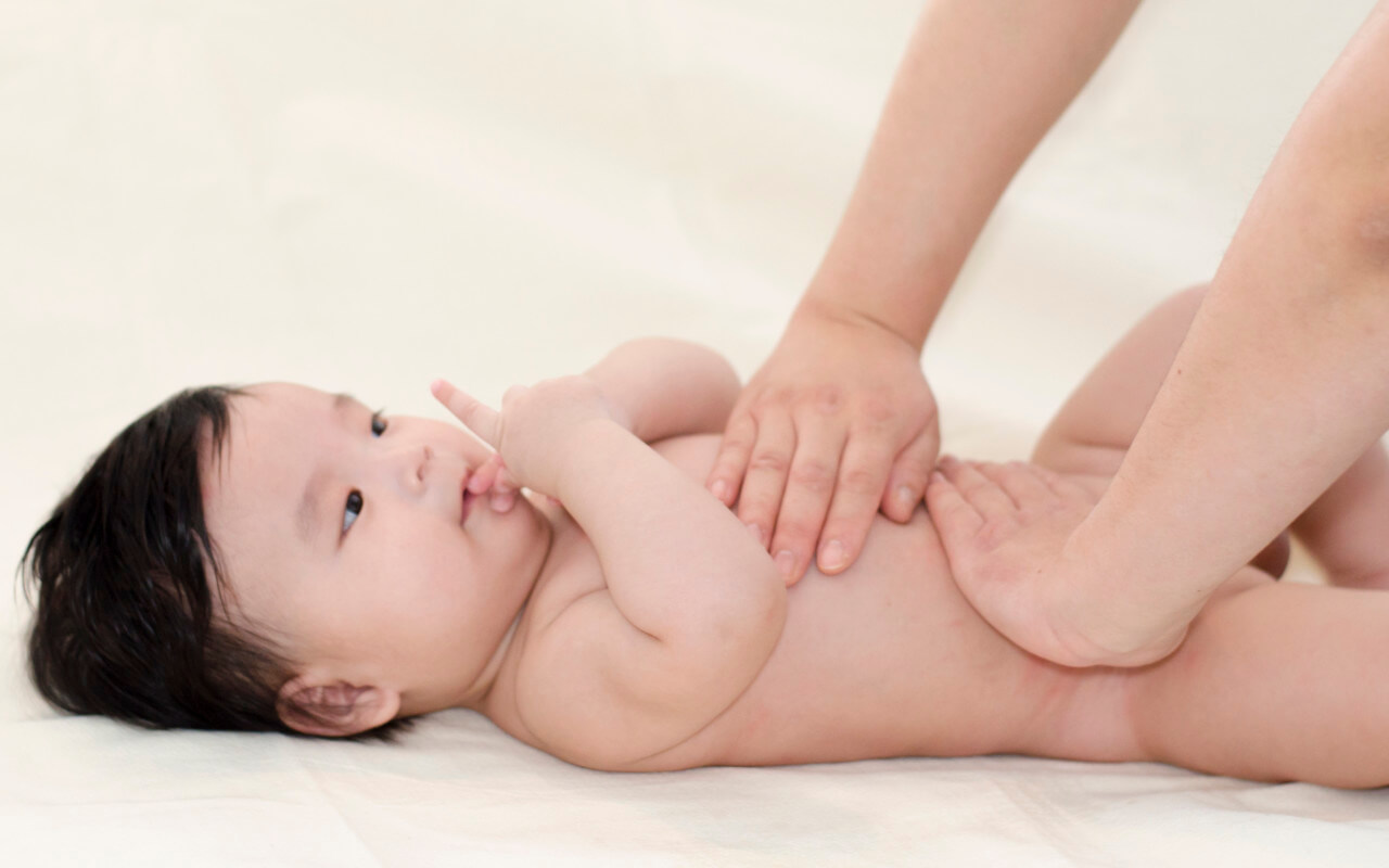 Massage bụng giúp trẻ dễ đi ngoài và cảm thấy thoải mái hơn
