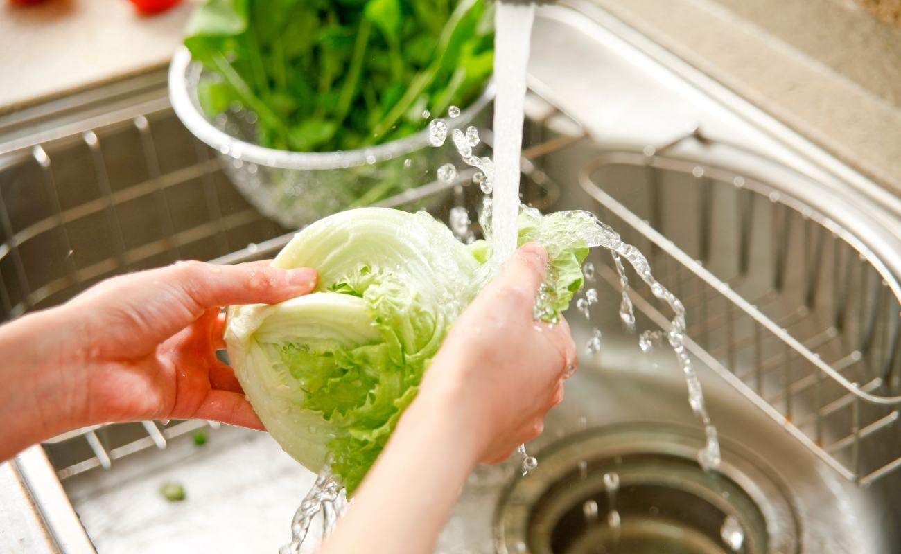 Lưu ý rửa sạch rau để loại bỏ bụi bẩn và vi khuẩn