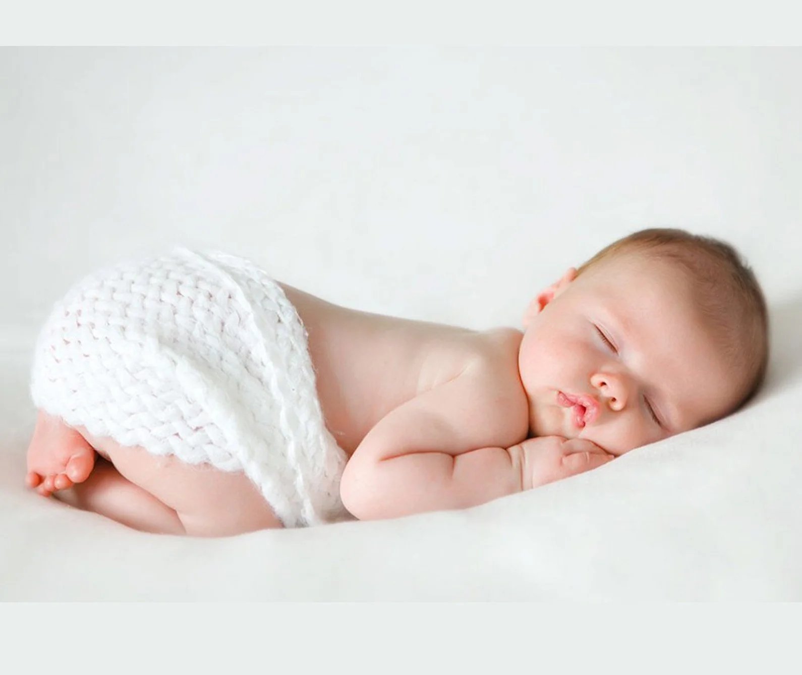 Trẻ ngủ ngon và bú nhiều hơn cũng là một biểu hiện của giãn ruột sinh lý