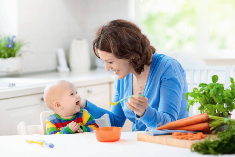 Mẹ nên cho bé thử đa dạng các loại bột ăn dặm như bột gạo, ngũ cốc, trái cây và các loại bột chứa protein