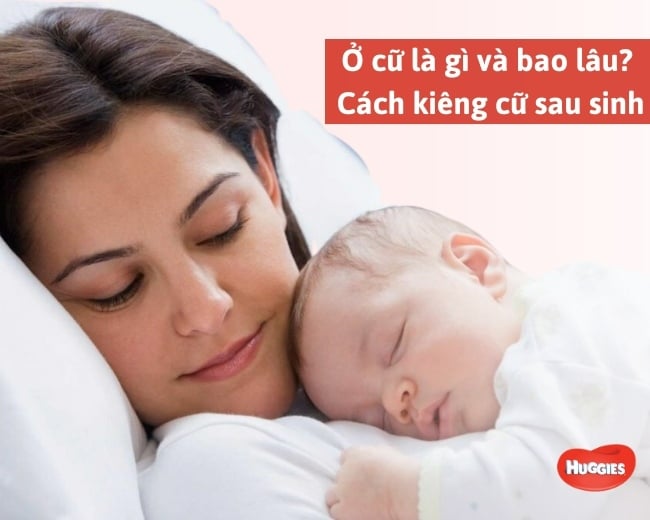 Mẹ bế trẻ sơ sinh
