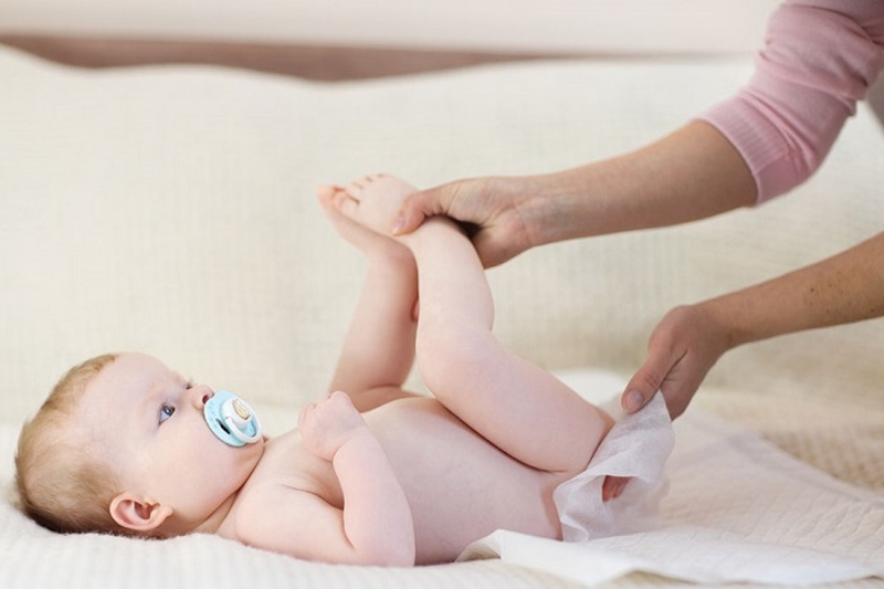 Trẻ sơ sinh dưới 3 tháng tuổi chưa phù hợp mặc tã quần