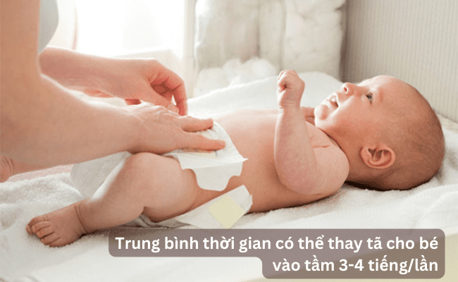 Thay tã cho bé ngay sau khi bé đi vệ sinh hoặc sau 3-4 tiếng là thời gian hợp lý nhất